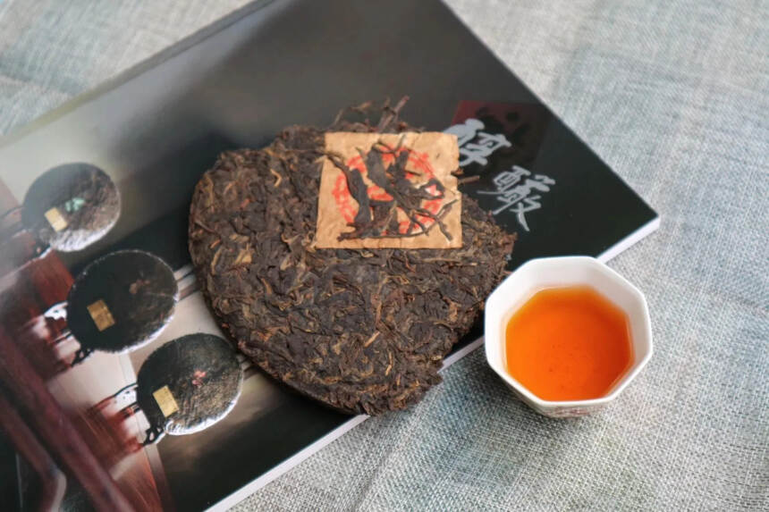 96年大红印铁饼老生茶！#茶# #普洱茶# #收藏#