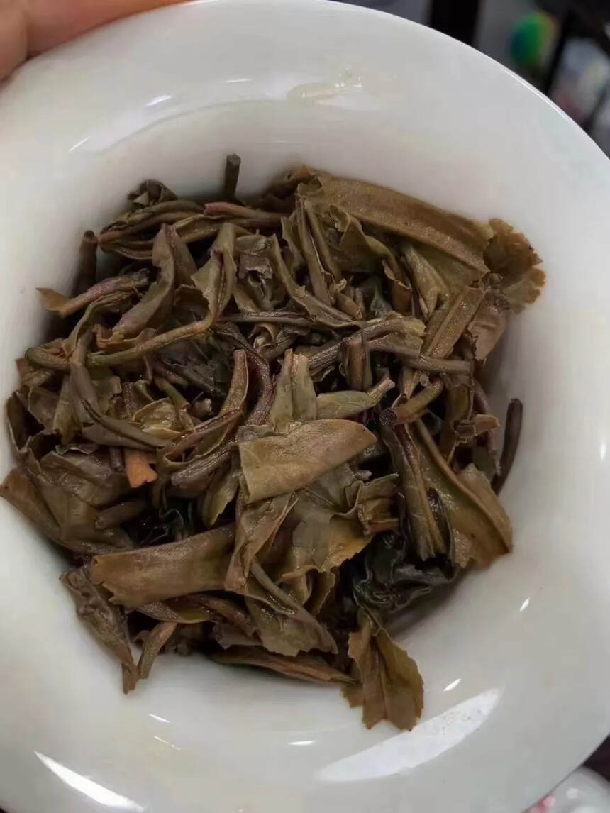 2004年象明茶厂易武麻黑古树茶
产品规格：400克