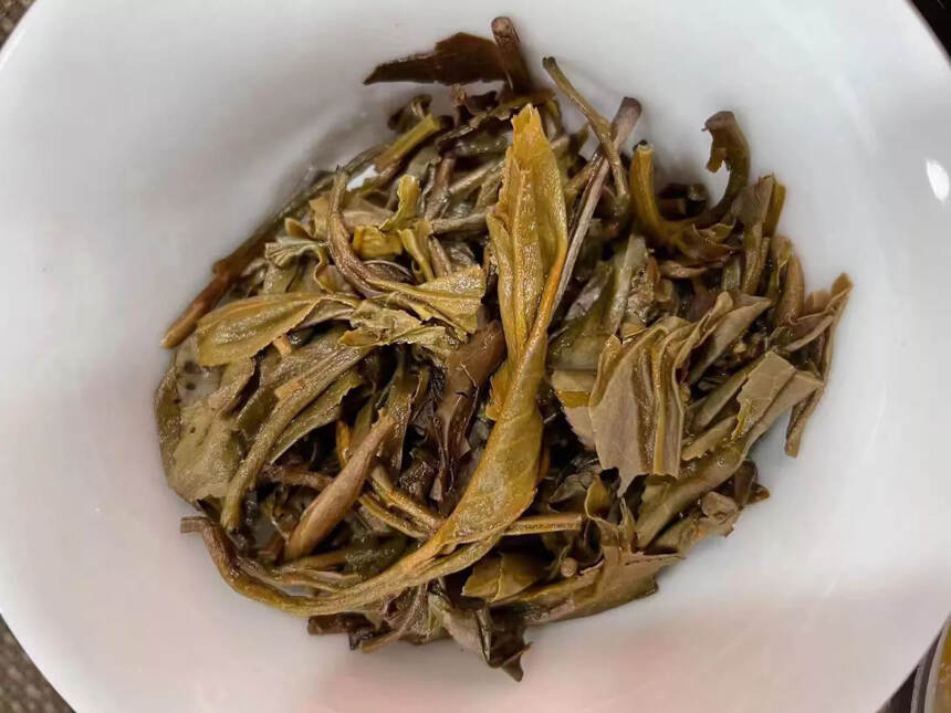 2013年瑞聘号大雪山
纯珍稀古树茶，此茶品外形条索