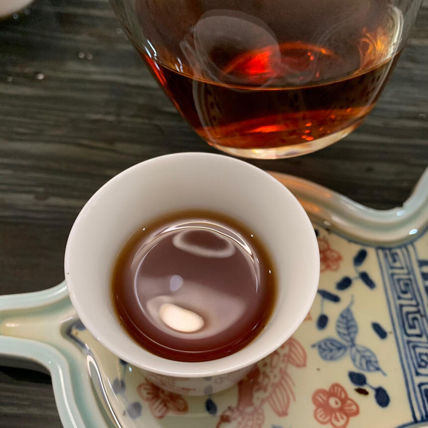 01年勐海茶厂红八中熟茶。01年勐海茶厂红八中熟茶，