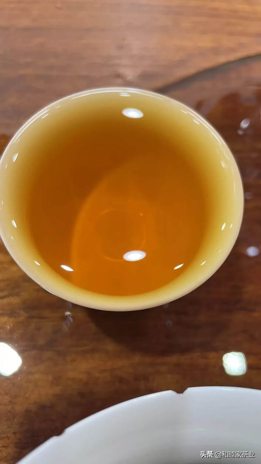 你有没有喝过纯干仓的金花普洱茶，九十年代的茶柱老生茶