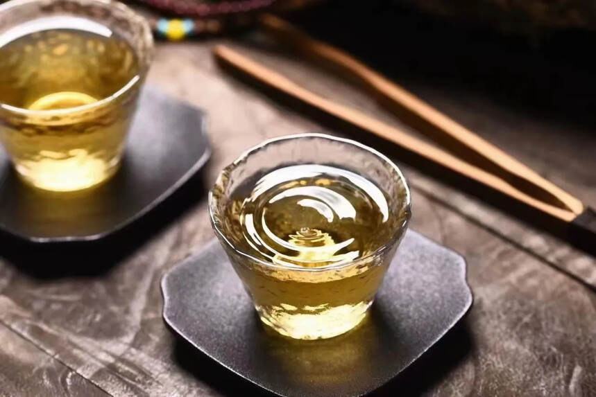 1981年，云南白毫银针大白茶就被评为了云南八大名茶