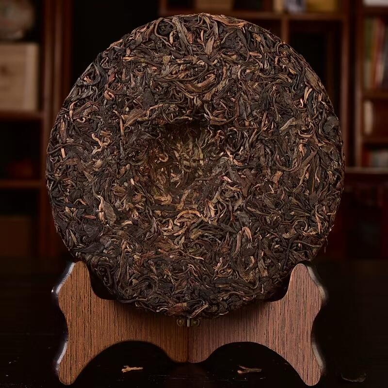 古树料瑞聘号，2010年200年古树茶
饼型圆润厚实