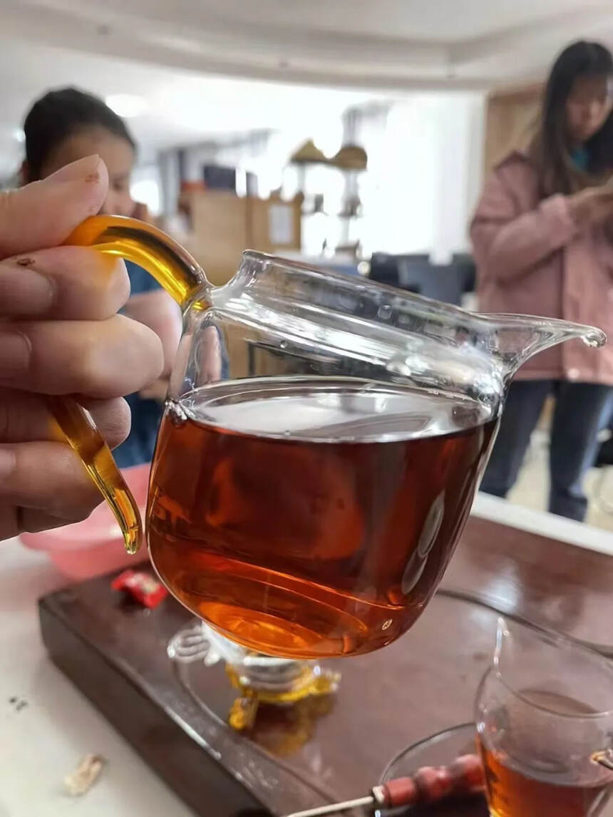 2006年兴海茶厂茶王宫廷熟饼，茶叶选料为纯正的云南