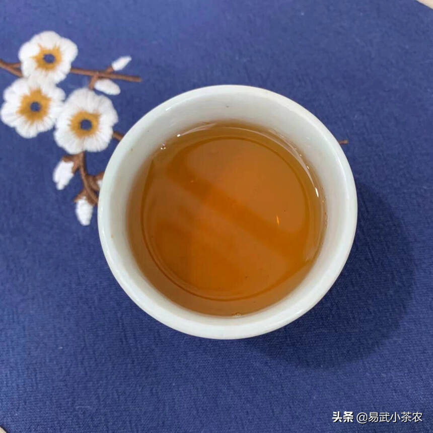 02年勐海茶厂傣文青绿印生茶
订制版正品。#普洱茶#