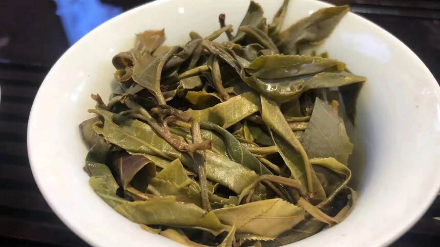 2022年曼糯古树茶，条索肥壮饱满，口感柔和细腻，茶