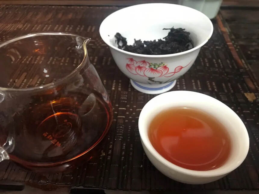 生茶转换到极致的样子！
60年代老中茶红印生茶，生茶