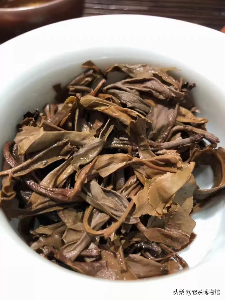 2006年兴海茶厂金御赏 
采用老班章茶为原料而成，