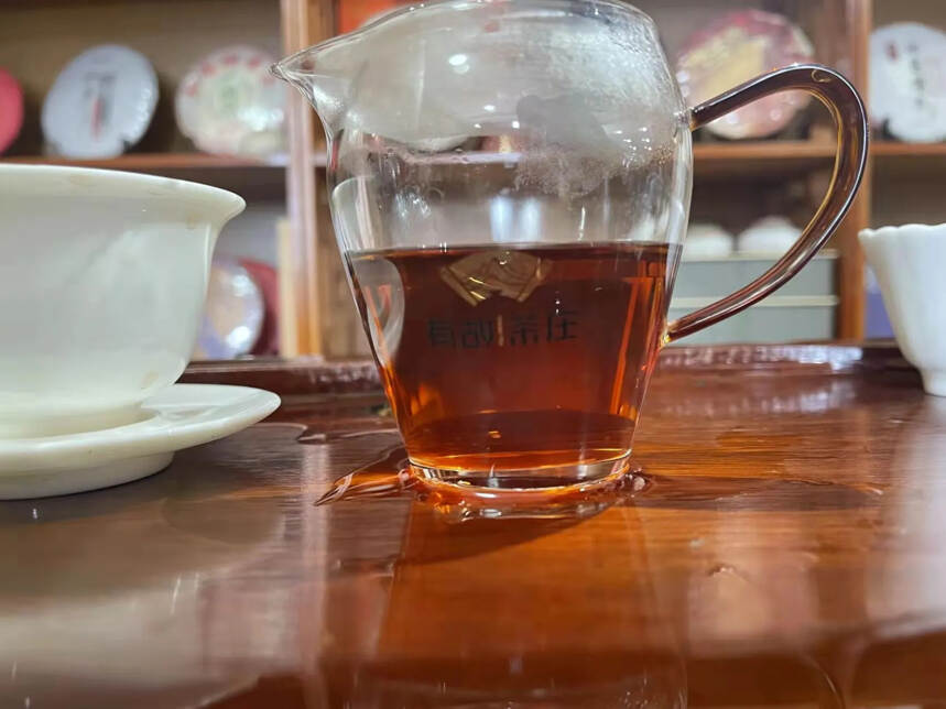 喝茶是一种情怀和意境，也是人生一大乐事。品茶，亦是品