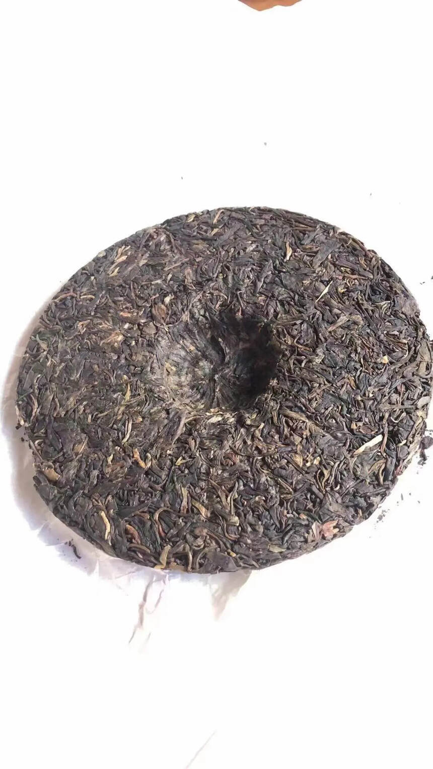 2005年保塘烟香味十足的古树茶，饼形圆正，烟香浓郁