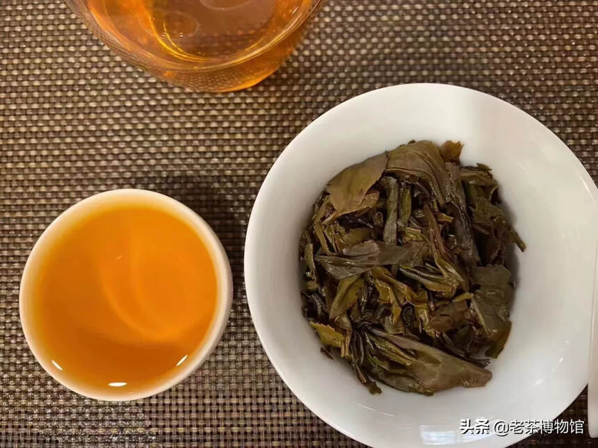 2005年 凤临茶厂 ，选料为纯正的老班章古树茶，
