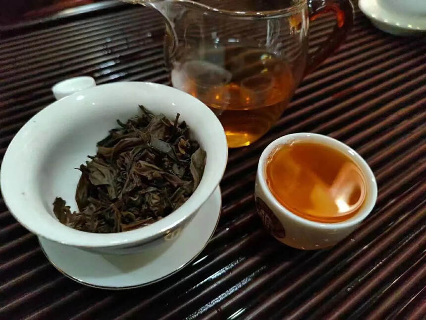 2007年健民茶厂青饼圆茶，#普洱茶# #茶生活#