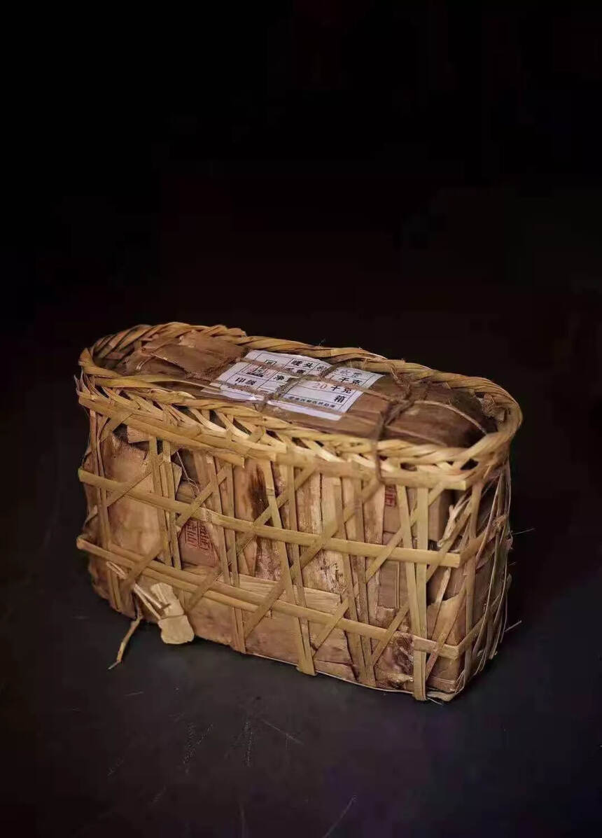 2002年班章正山老树生茶砖，纯然薄棉纸包装，存香与