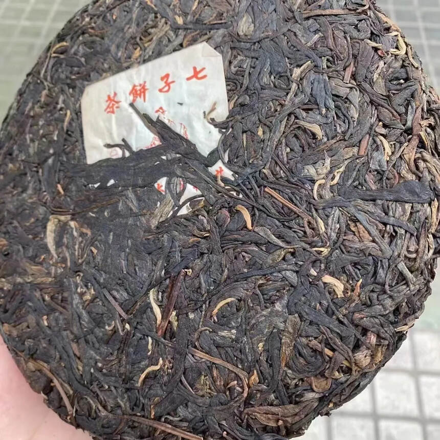 2004年陆羽班章生态有机茶，茶表面色泽黑绿!此茶香