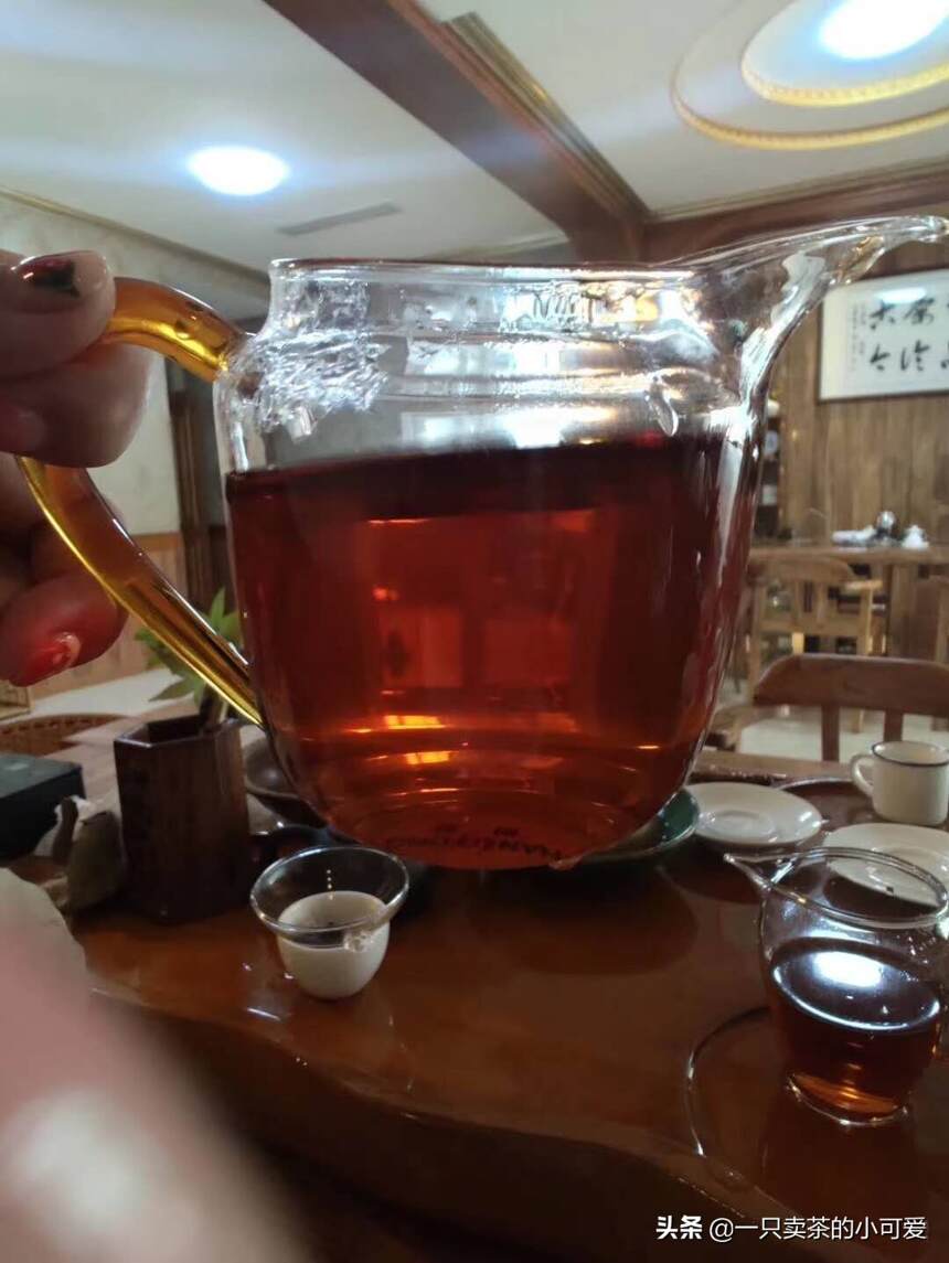 宫廷散茶栗红色茶汤，品饮间甜柔阵阵泛起，汤感软糯高甜