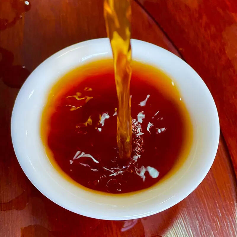 88年易武园茶 

31年老生茶，自然转化，汤色呈红