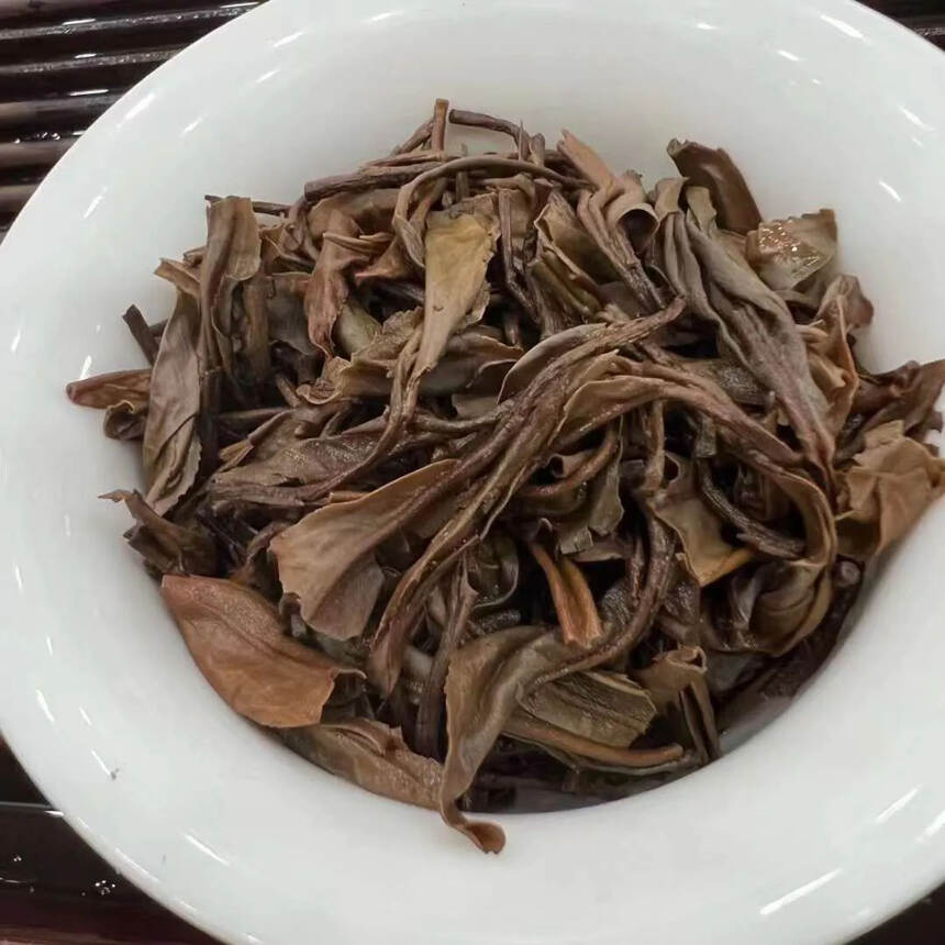 巴达山古树茶的特点
回甘生津非常明显，仓储无任何异杂