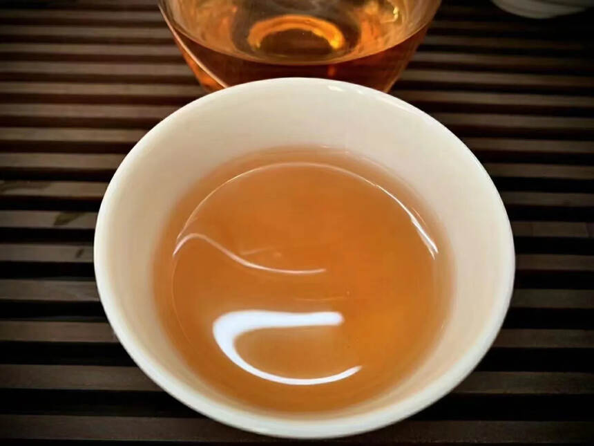 2005年南嶠茶厂出品 班章孔雀青饼条索纤细清晰，茶