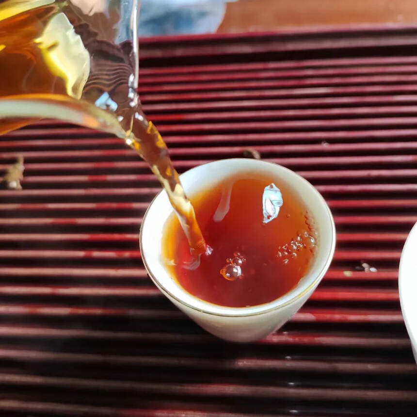 班章金瓜贡茶
小金瓜老生茶
口感细腻 250克一个，