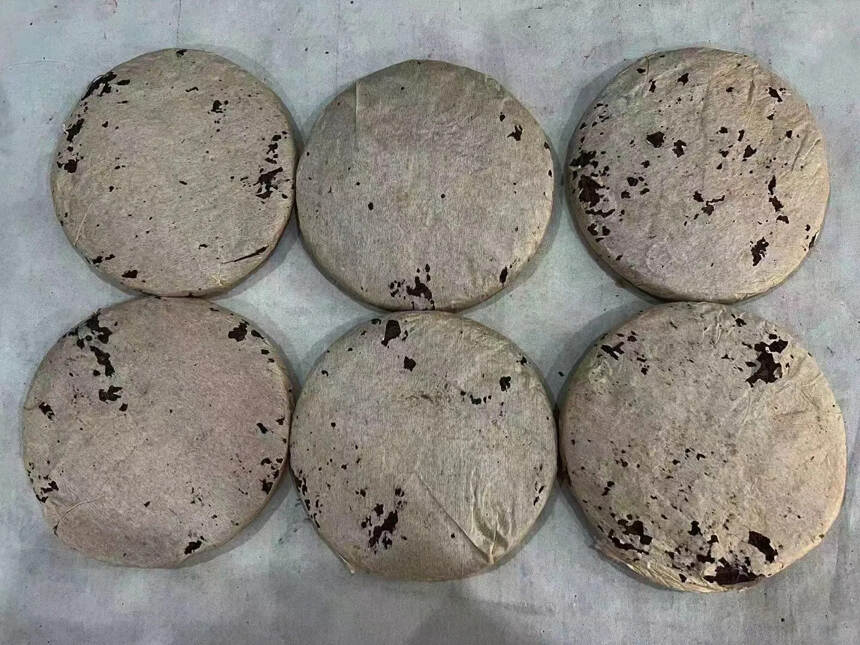 99年易武麻黑销台饼，传统手工制作，早期石磨压制#普