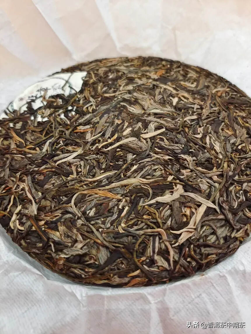 2015年普洱茶班章生茶357克，班章茶条索粗壮，芽