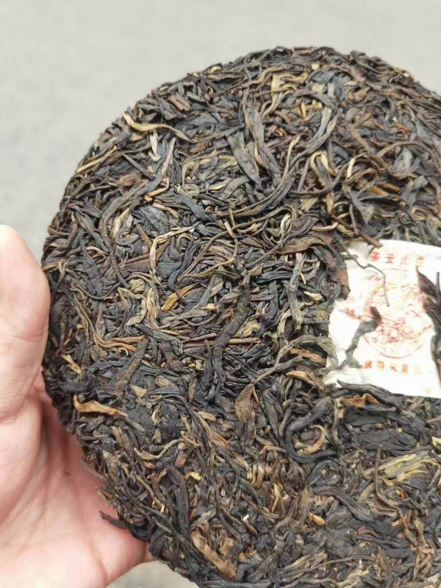 九十年代龙唛宋聘，精选易武正山纯料古树茶，条形粗壮肥