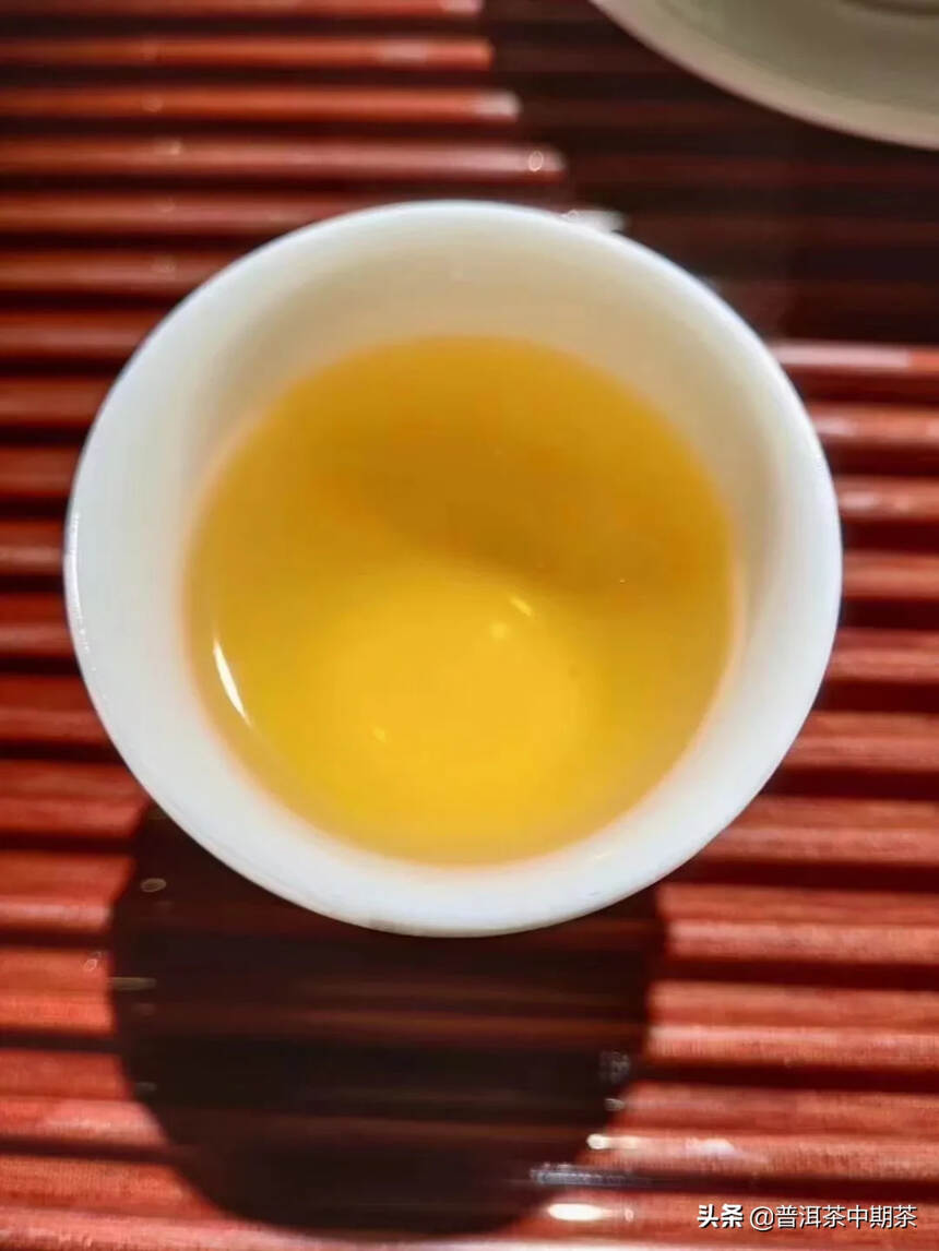 2015年普洱茶班章生茶357克，班章茶条索粗壮，芽
