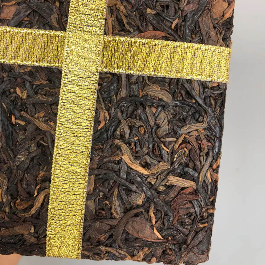 01年老班章茶砖生茶，一片250克，一包四片！尾货处