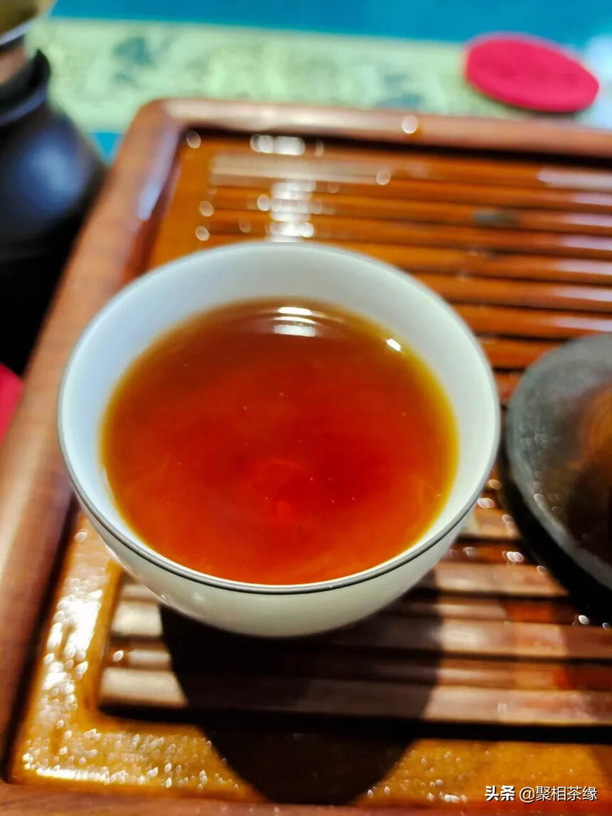【07年班章乔木茶】
勐海班章老树茶厂出品，一件42