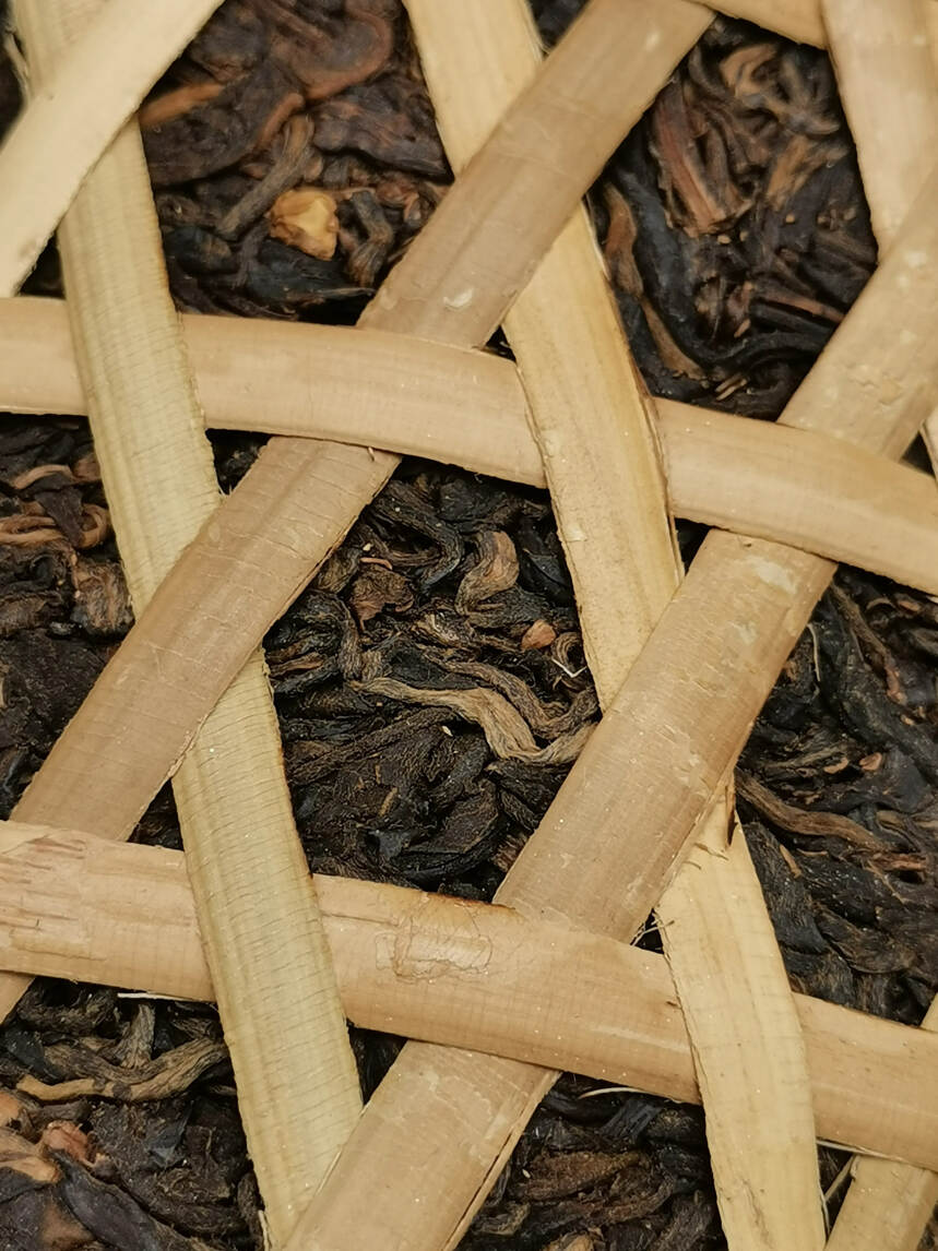 2012勐海大树生茶，茶柱5公斤/柱
汤色微红金黄透