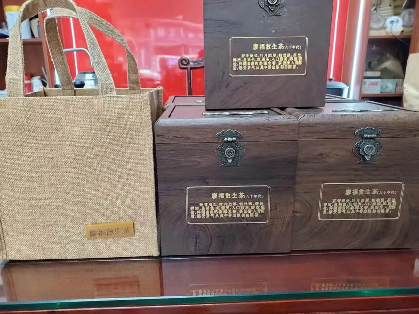 80年代廖福散茶，600克一箱礼盒装
此茶叶片肥厚