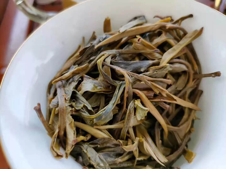 蛮砖是古六大茶山唯一的特大叶种产区，茶叶口感上有易武
