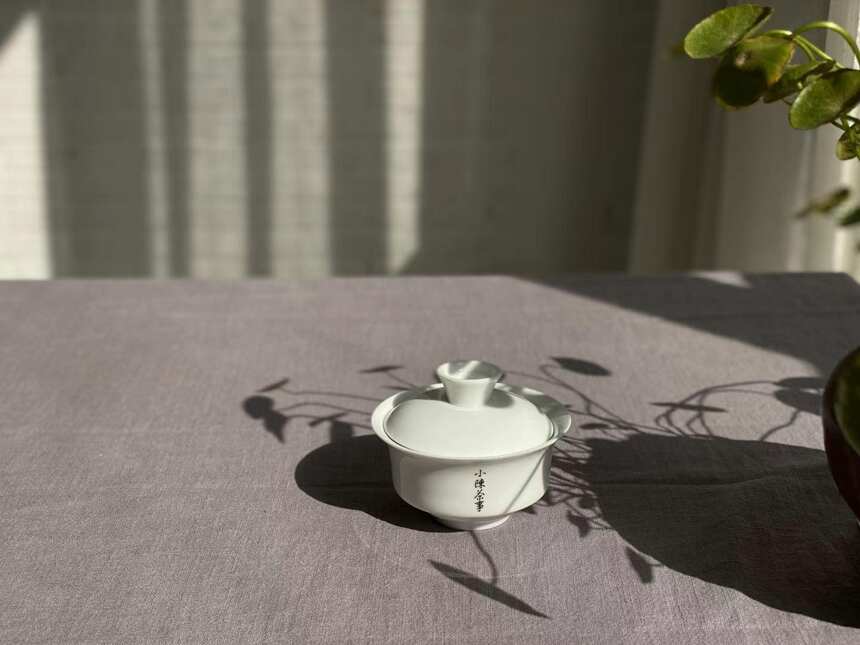 紫砂壶可以严丝合缝，为什么盖碗总有条“缝”？是不是工艺问题？