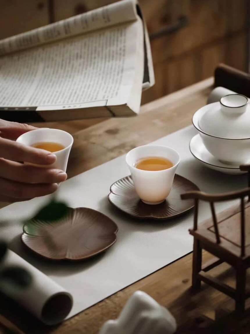 瓷与茶相遇，成就盖碗中的茶