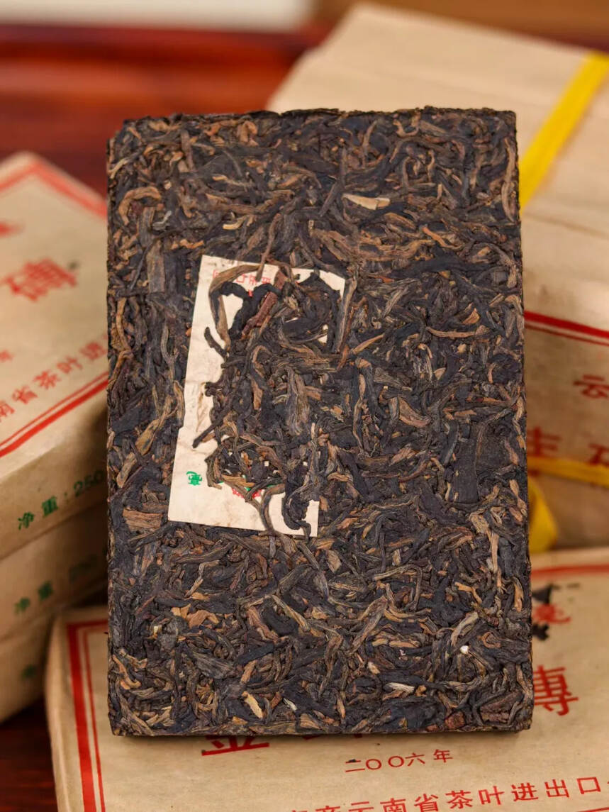 2006年中茶绿印砖茶，
南糯山古树茶金针茶砖，
春
