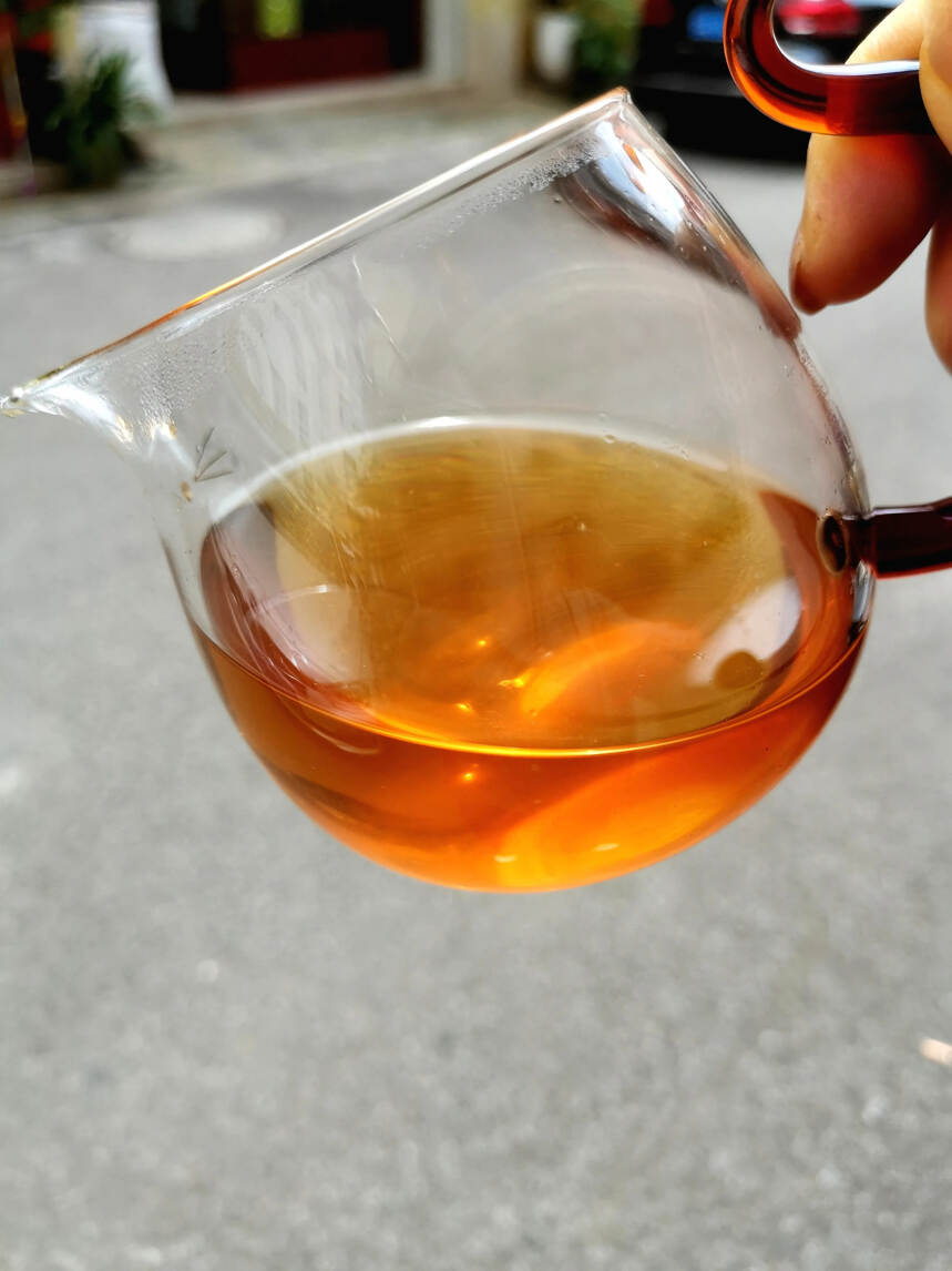 2012勐海大树生茶，茶柱5公斤/柱
汤色微红金黄透