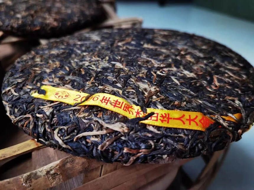 （世界杰出华人大会专属礼品茶）特用黄丝带为防伪，以防