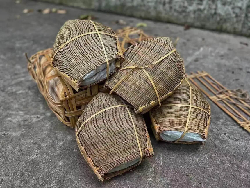云南最炫民族风，一款非常有特色的簸箕茶。选料云南乔木