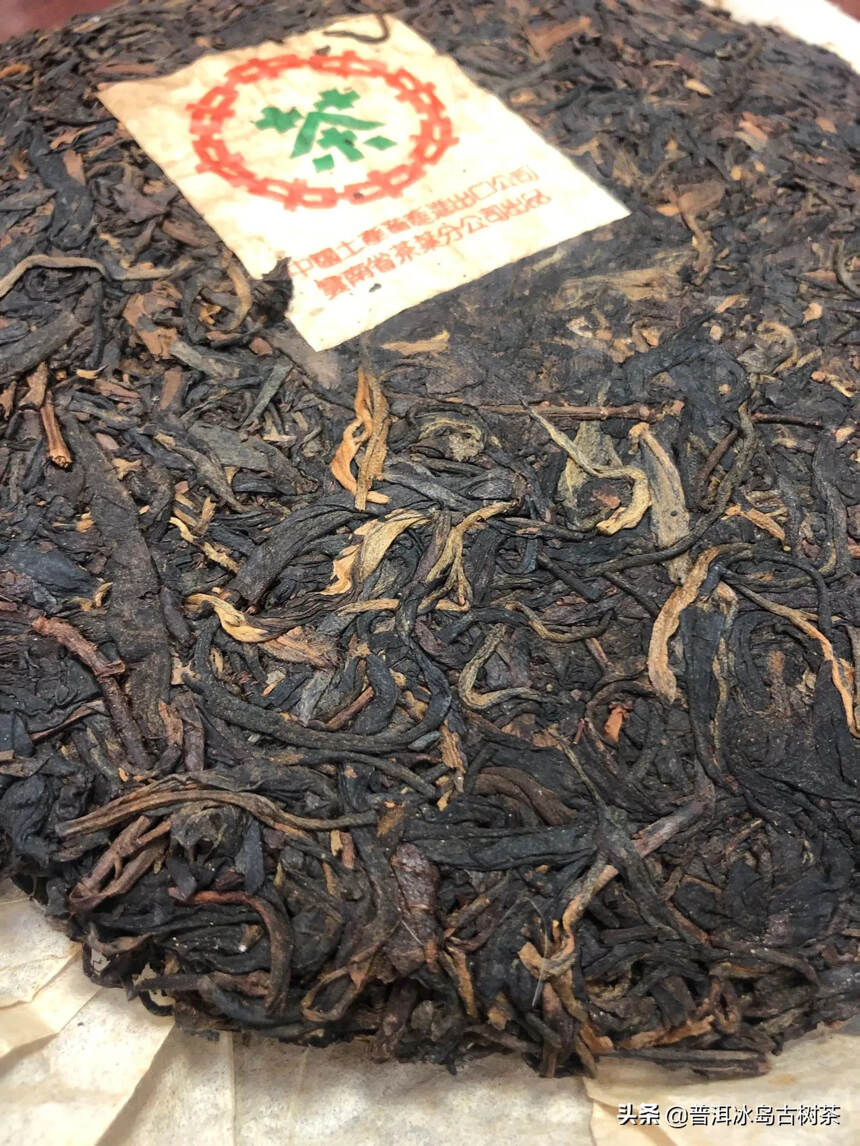 普洱茶既不属于黑茶也不属于红茶。因为普洱茶的制作工艺