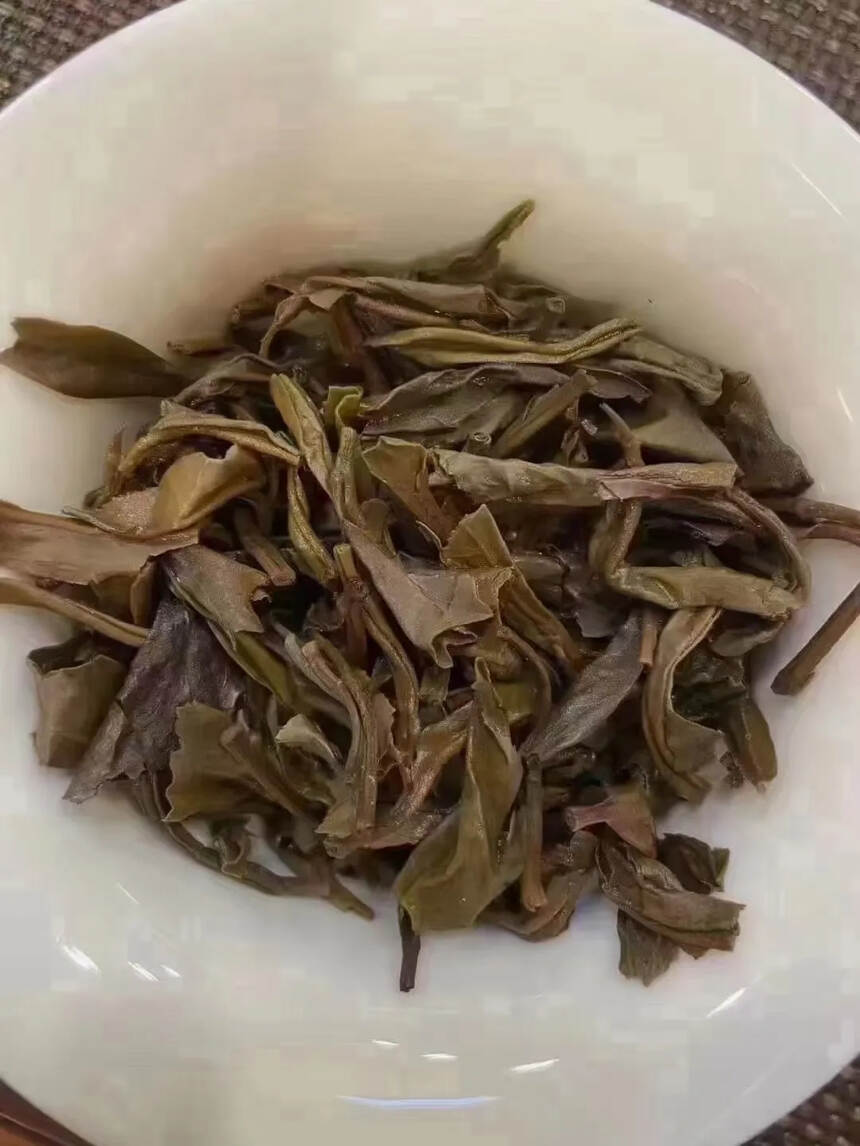 2007年象明茶厂布朗山古树春茶，400克/片，7片