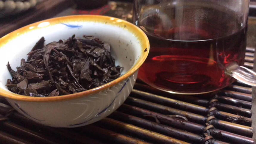 好茶翻出几提。
80年代早期中茶青饼，中茶绿印88青