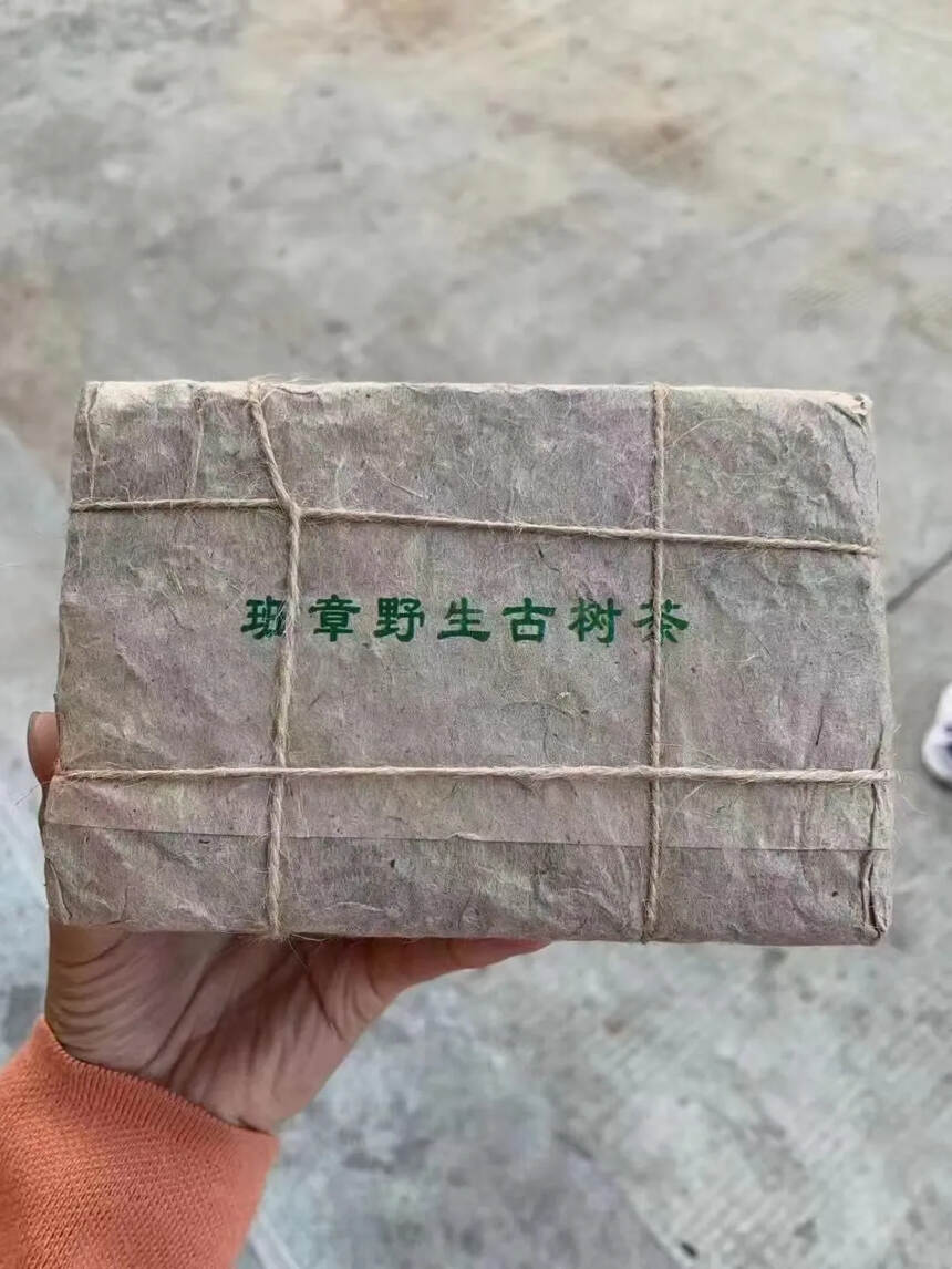 2003年凤临茶厂班章野生砖，250片/件；
泡开汤