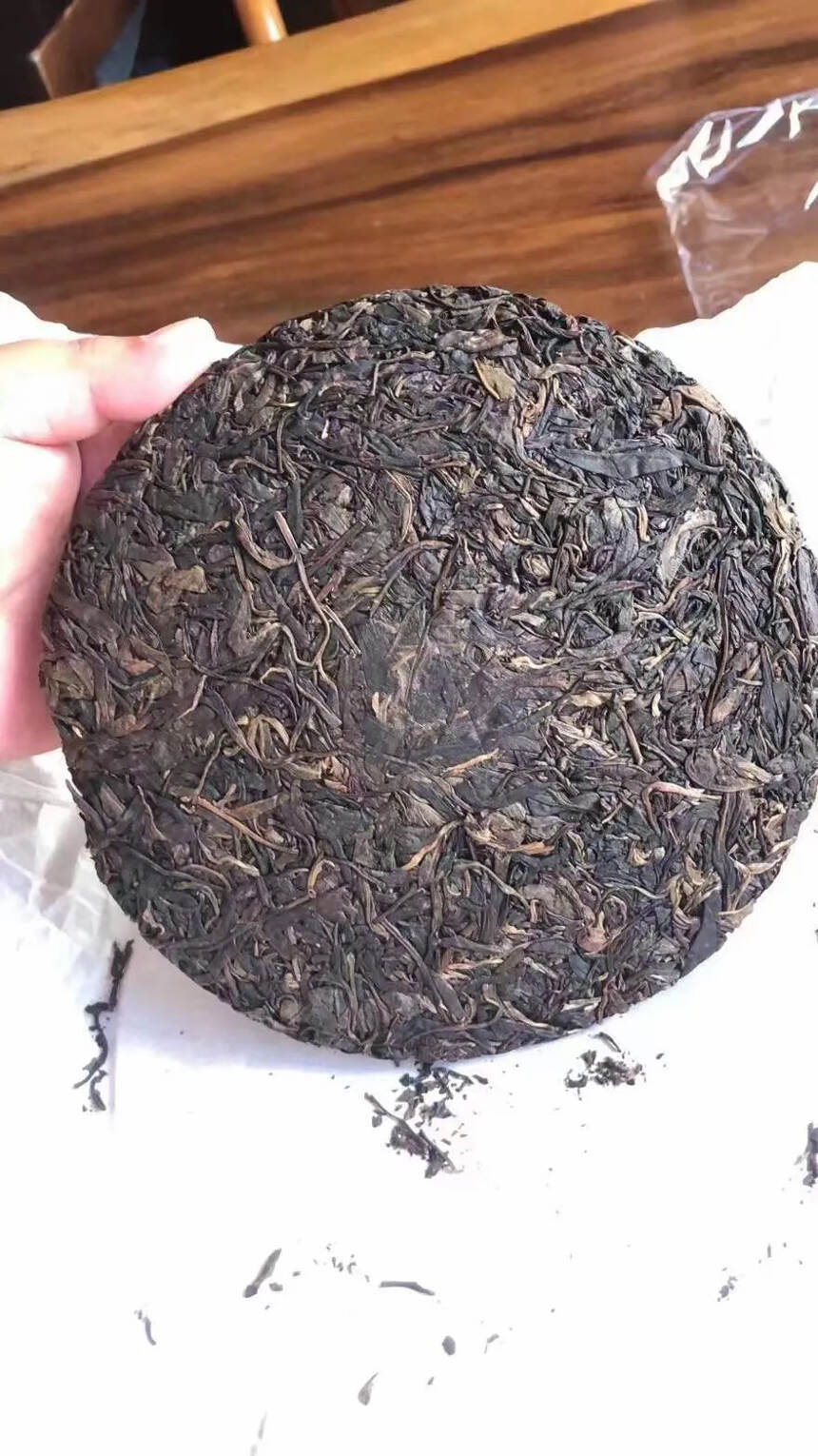2005年保塘烟香味十足的古树茶，茶面已泛油光，烟香