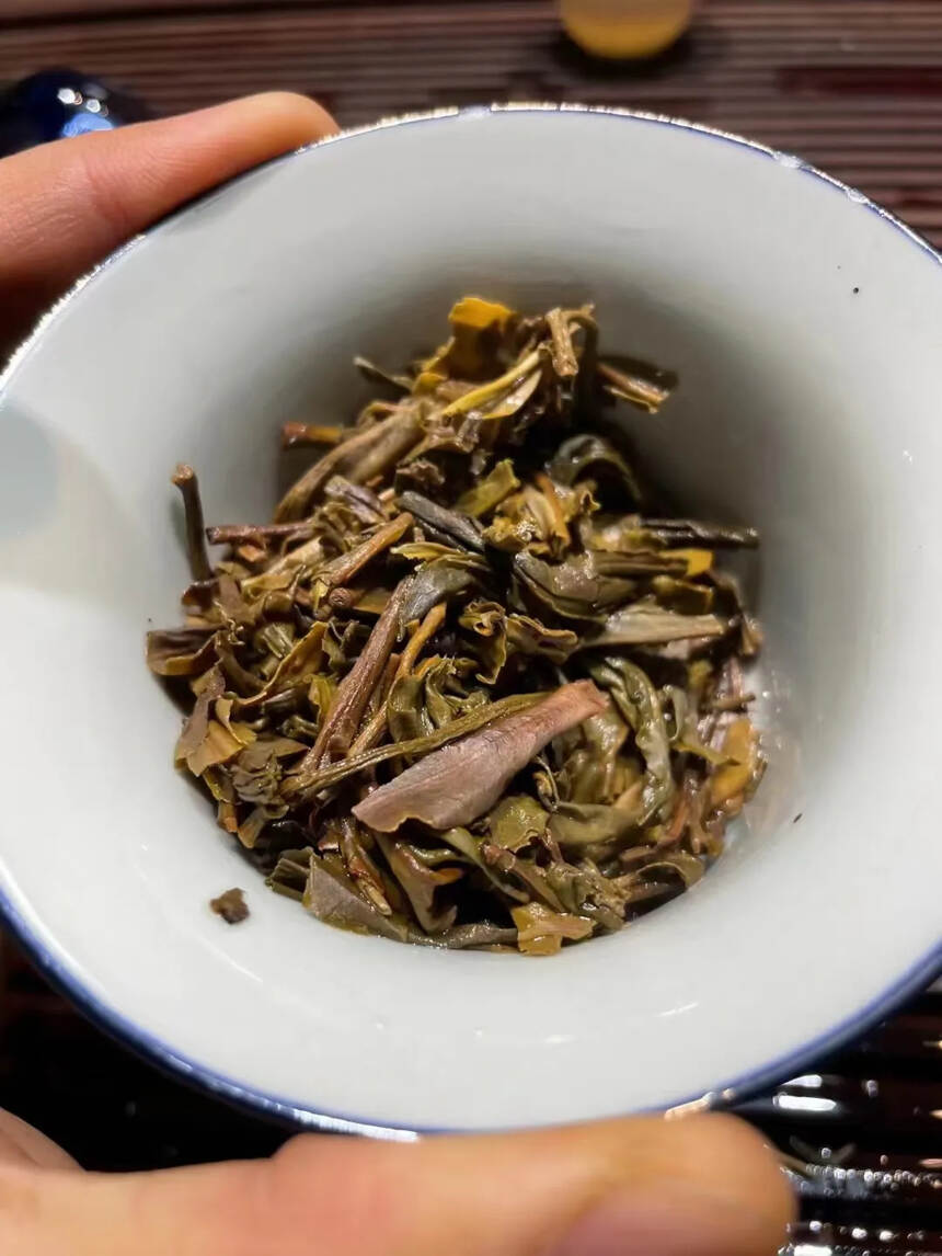 2005年冰岛古树茶纯料春茶，357克/片；
这款茶