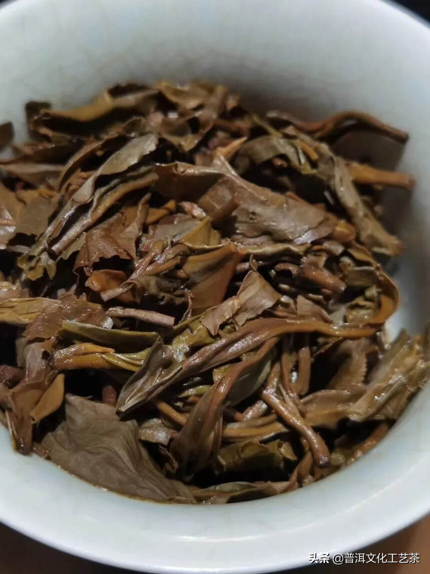 2002年河阳号生饼
始于民初，制作的生茶以纯料古树