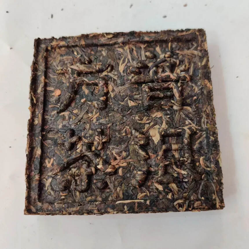2016年普洱方砖，这款产品是勐海布朗山老树茶厂出品