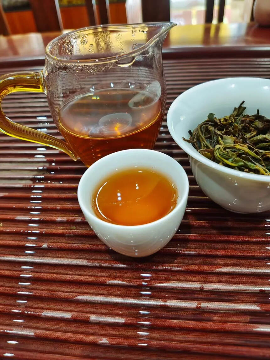 09年丹珠古树沱
春海茶厂
布朗山茶料压制，汤色微红