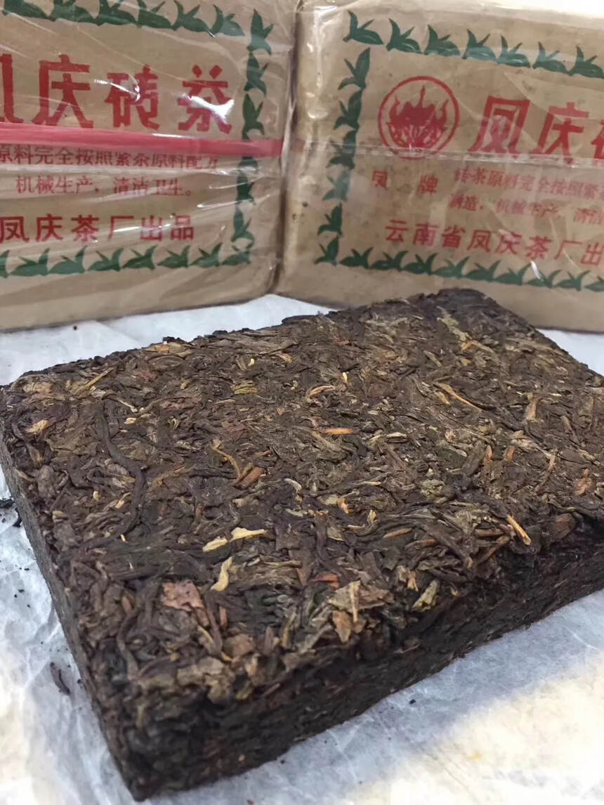 1995年凤庆砖茶 凤牌生普洱茶砖，云南省凤庆茶厂出