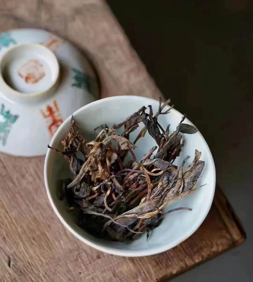 九十年代龙唛宋聘，选易武正山纯料古树茶，条形粗壮肥厚