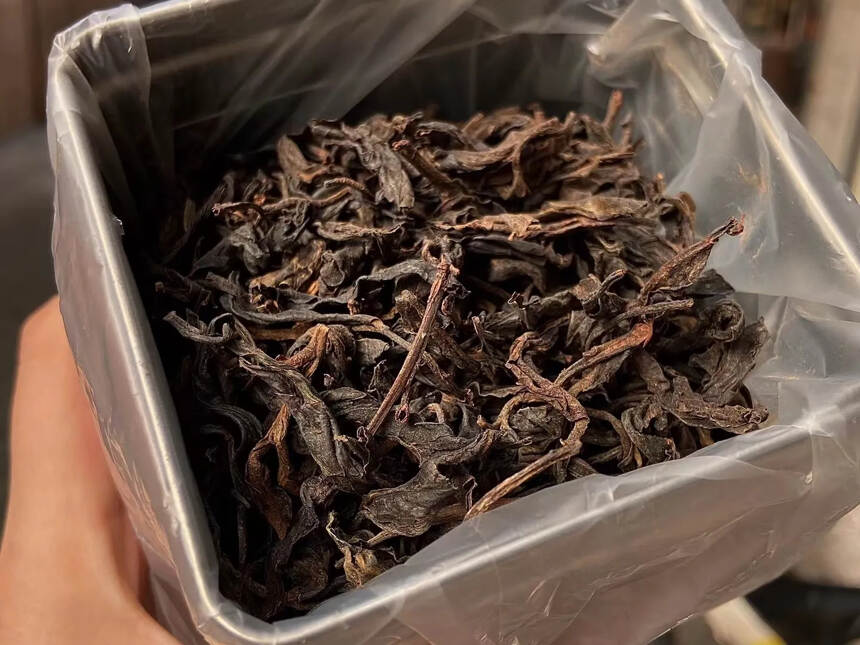 九十年代班章
干仓存放老茶，干茶香浓色泽粽褐，汤色栗